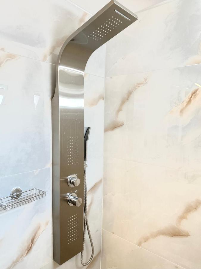 Step One | Luxury Suites Right In The Heart Of Acropolis Next To Metro Station أثينا المظهر الخارجي الصورة