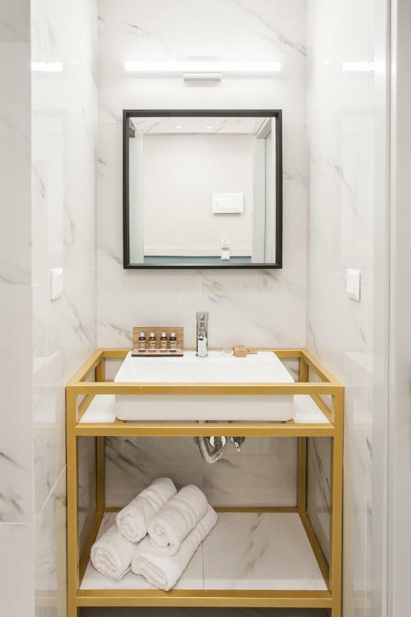 Step One | Luxury Suites Right In The Heart Of Acropolis Next To Metro Station أثينا المظهر الخارجي الصورة