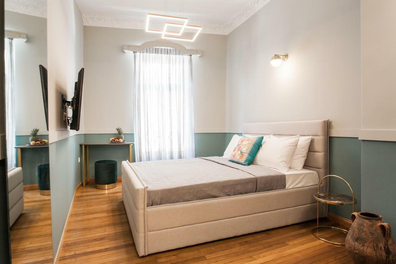 Step One | Luxury Suites Right In The Heart Of Acropolis Next To Metro Station أثينا المظهر الخارجي الصورة