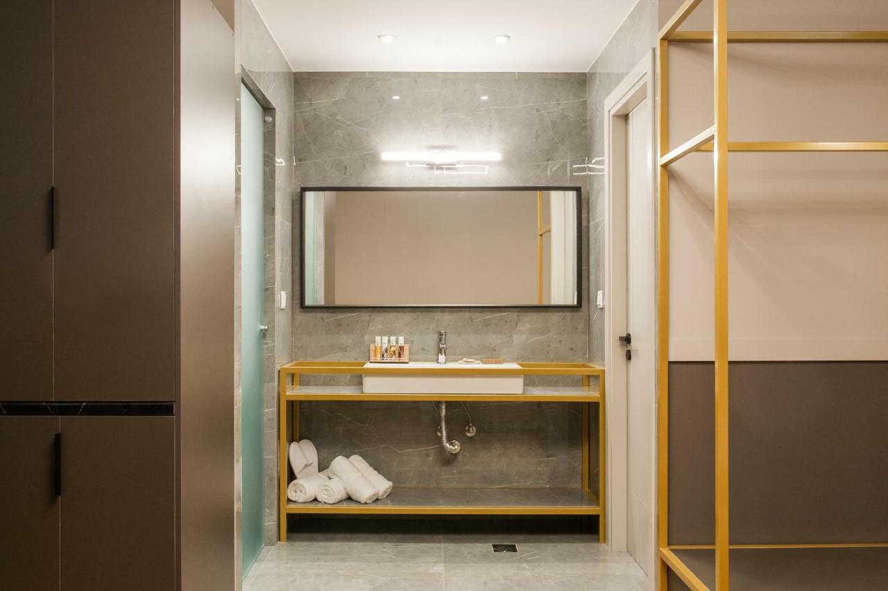 Step One | Luxury Suites Right In The Heart Of Acropolis Next To Metro Station أثينا المظهر الخارجي الصورة