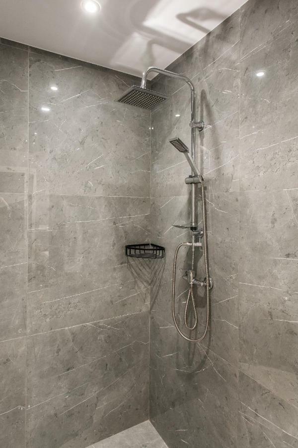 Step One | Luxury Suites Right In The Heart Of Acropolis Next To Metro Station أثينا المظهر الخارجي الصورة